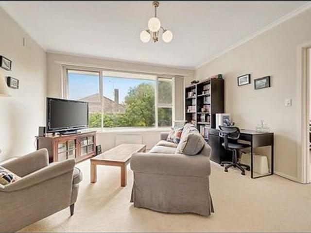 Stylish 2 Bedroom Apartment in Prime Mont Albert Location