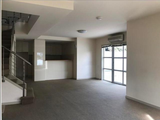 Stylish 2 Bedroom Apartment in the Heart of Kew!