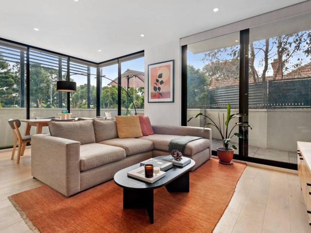 Stylish 2 Bedroom Apartment in the Heart of Kew