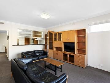Stylish 2 Bedroom Apartment & Opposite Queens Park!