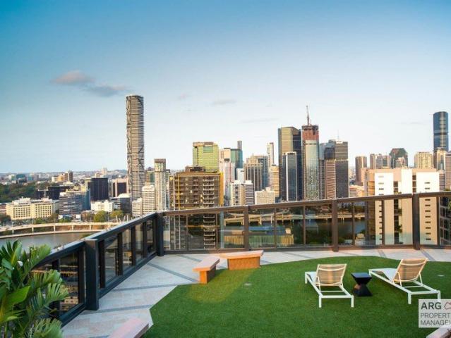 Stylish 2 Bedroom Apartment Private Balcony