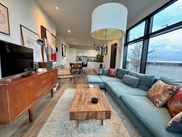 Stylish 2 Bedroom Apartment with Wrap Around Balco