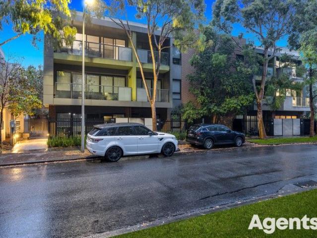 Stylish 2 Bedroom Apartment with Balcony & Street Views