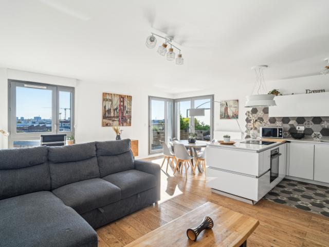 Stylish 2 Bedroom Apartment with Balcony & Terrace – 7th Floor, Saint Denis