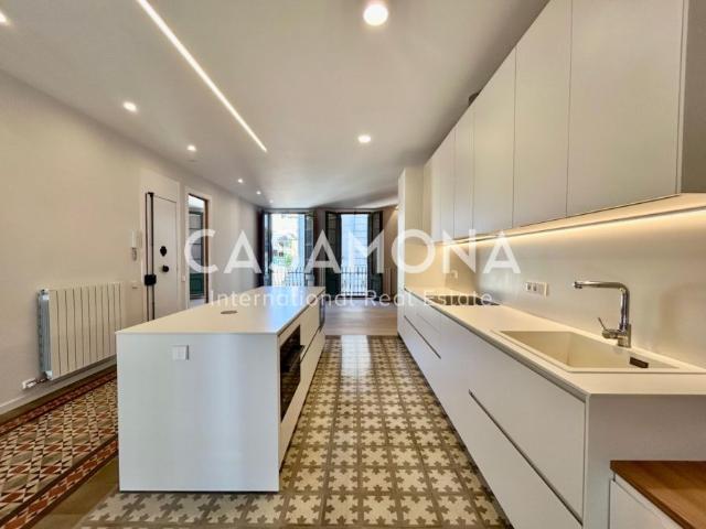 Stylish 2 Bedroom Apartment with Balconies by Carrer de Verdi