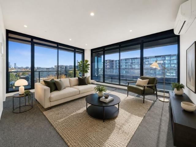 Stylish 2 Bedroom Apartment with Panoramic CBD & Richmond Views