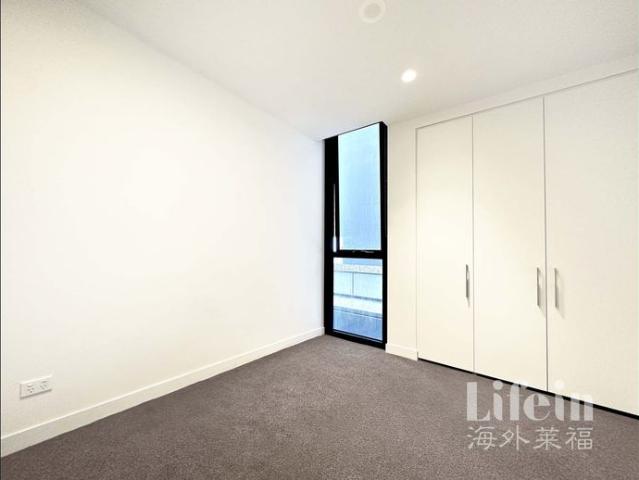 Stylish 2 Bedroom Apartment with Pool, Gym & City Convenience