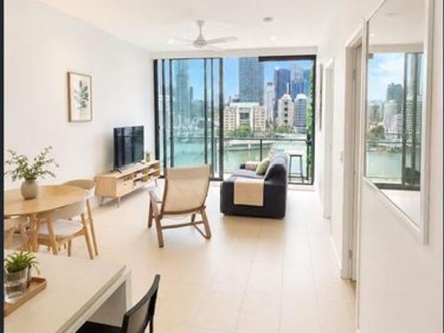 Stylish 2 Bedroom Apartment with Stunning City & River Views