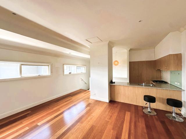 Stylish 2 Bedroom Art Deco Apartment with Private Deck