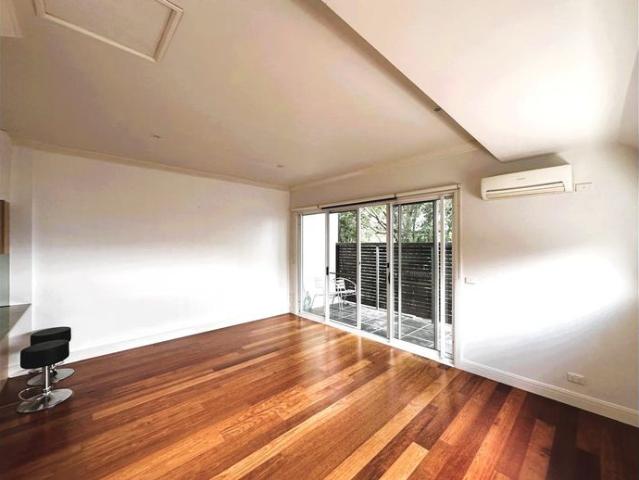 Stylish 2 Bedroom Art Deco Apartment with Private Deck