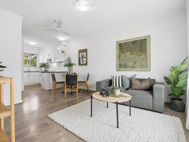 Stylish 2 Bedroom Low Maintenance Homette In A Prime Location!