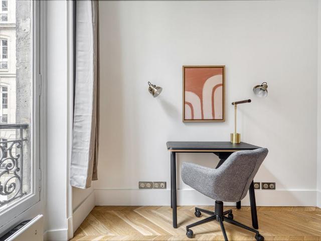 Stylish 2 Bedroom Oasis in the Heart of Paris, Paris Amsterdam Apartments for Rent