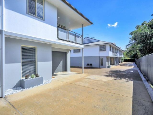 Stylish 2BR Townhouse + Garage, 4 min to CBD & Shops