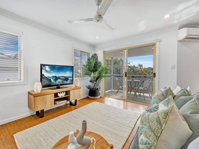 Stylish 2BR Townhouse + Garage, 4 min to CBD & Shops