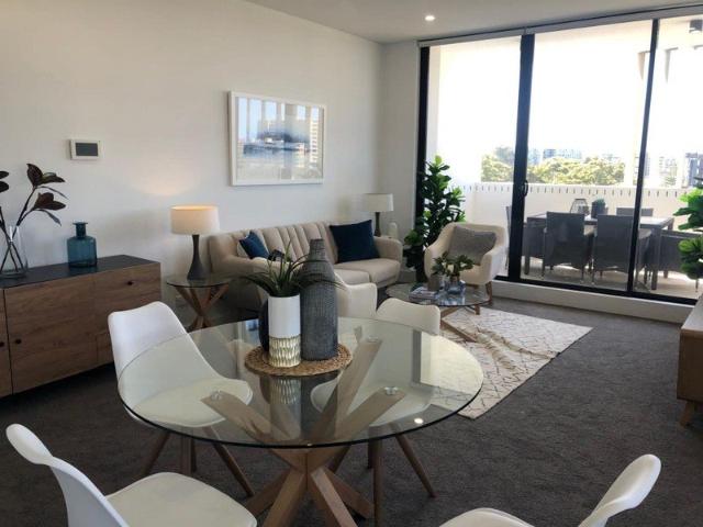 Stylish 2BR Apartment With Parking & Views