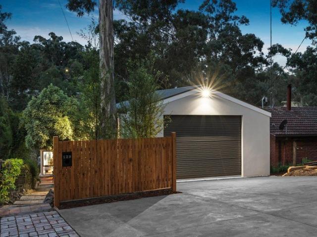 Stylish 3 Bed Family Home on 654m2 with Alfresco Deck & Freestanding Garage