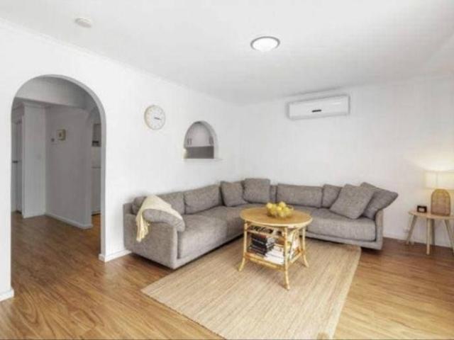 Stylish 3 Bedroom Townhouse in a Quiet & Convenient Setting