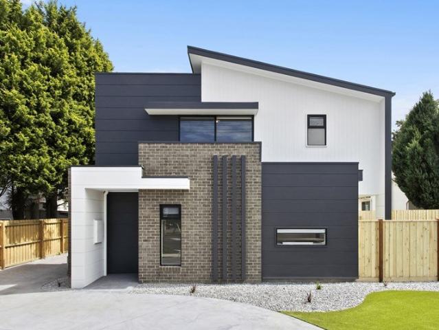 Stylish 3 Bedroom Townhouse in Sought After Newtown