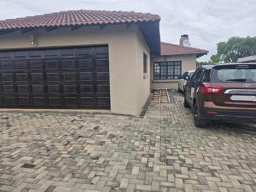 stylish 3 bedroom townhouse in thorn.