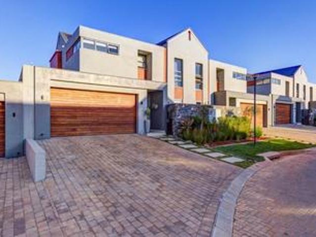 stylish 3 bedroom townhouse on the m.