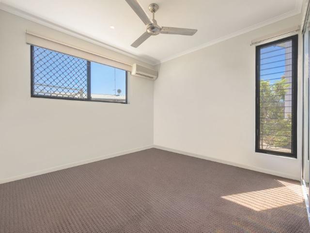 STYLISH 3 BEDROOM TOWNHOUSE&mldr  SECURE GATED COMMUNITY&mldr MOVE IN READY!