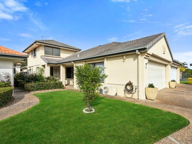 STYLISH 3 BEDROOM TOWNHOUSE SITUATED IN PROMINENT SUBURB CLOSE TO EVERYTHING