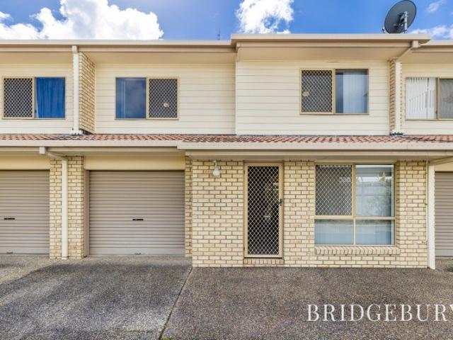 Stylish 3 Bedroom Townhouse with Air Conditioning and A Short Walk From The Waterfront