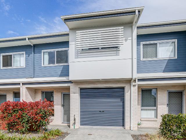 STYLISH 3 BEDROOM TOWNHOUSE WITH DUCTED AIR CONDITIONING