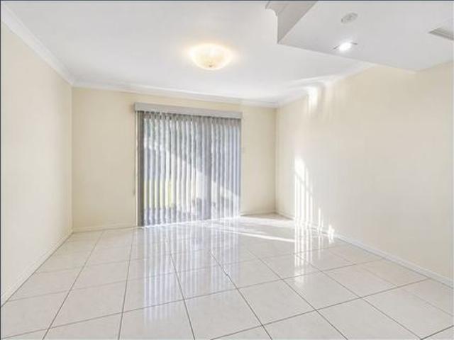 Stylish 3 Bedroom Townhouse with Stair Lift – Comfort, Convenience & Easy Living!