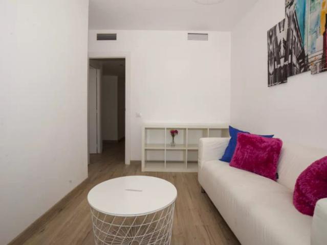 Stylish 3 bedroom apartment with balcony for rent in Triana