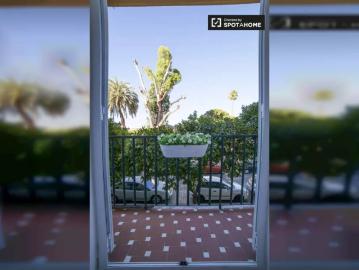 Stylish 3 bedroom apartment with balcony for rent in Triana