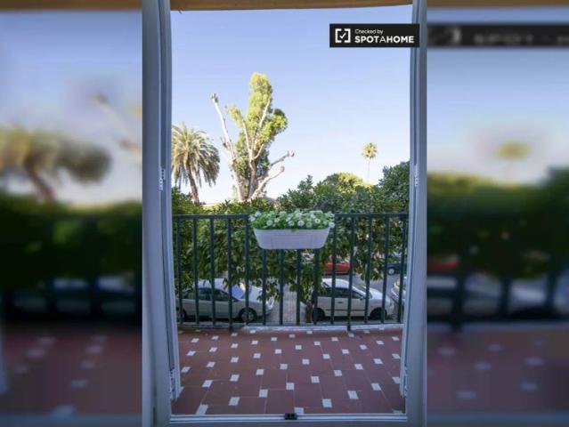 Stylish 3 bedroom apartment with balcony for rent in Triana
