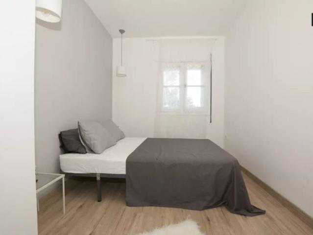 Stylish 3 bedroom apartment with balcony for rent in Triana