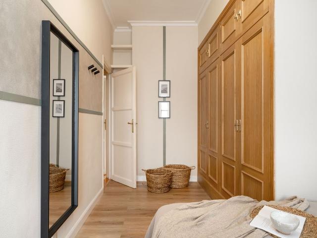 Stylish 3 Bedroom Apartment with Designer Decor and Modern Amenities, Madrid Amsterdam Apartments for Rent