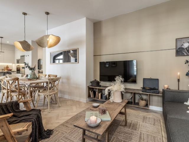 Stylish 3 Bedroom Apartment with Grassland Inspired Design and Dedicated Office in Trafalgar, Madrid Amsterdam Apartments for Rent