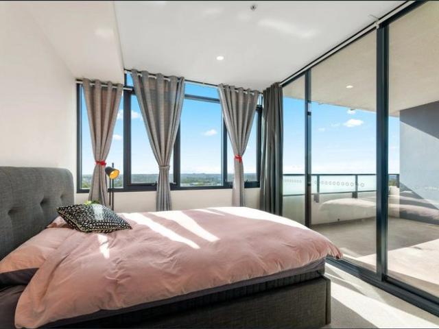 Stylish 3 Bedroom Apartment with Stunning City&Water Views in South Village