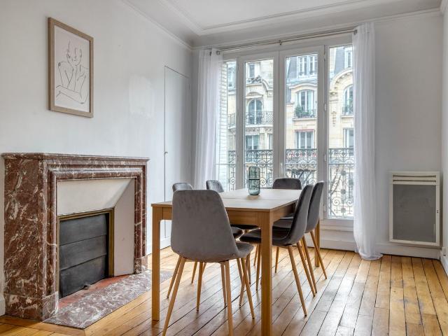 Stylish 3 Bedroom Dupleix with Balcony Views, Paris Amsterdam Apartments for Rent