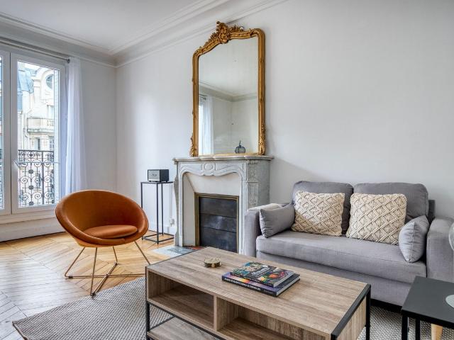 Stylish 3 Bedroom Dupleix with Balcony Views, Paris Amsterdam Apartments for Rent