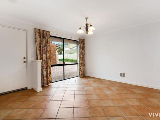 Stylish 3 Bedroom Duplex in Sought After Riverton