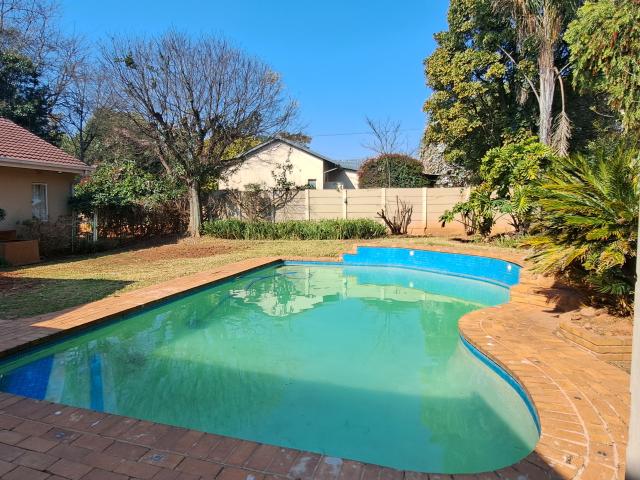 Stylish 3 Bedroom Family Home with Pool & Entertainment Area – Roodekrans