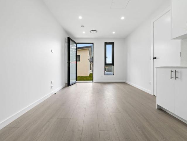 Stylish 3 Bedroom Granny Flat with Garage!