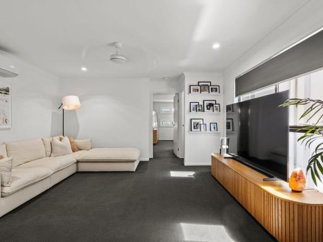 Stylish 4 Bedroom Home w/ Study in Sunshine Cove
