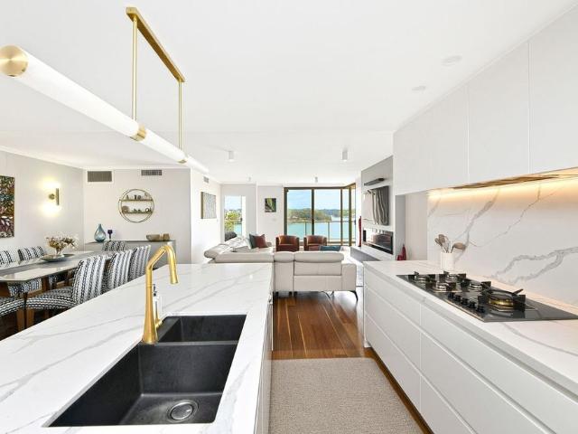 Stylish 3 Bedroom Sub Penthouse Breathtaking Waterviews