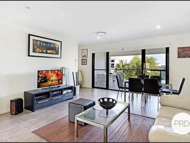 STYLISH 3 LEVEL TOWNHOUSE STONES THROW TO HARBOURTOWN SHOPPING