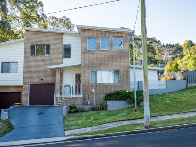 STYLISH 3 YEAR OLD DUPLEX NO STRATA!