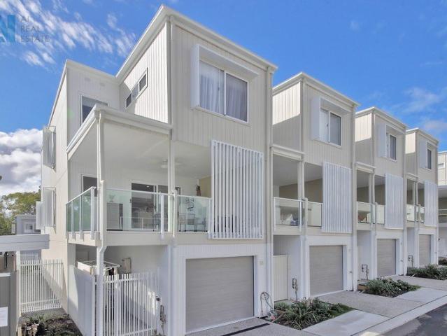 Stylish 4 Bed Townhouse Offering Comfort, Convenience & Lifestyle