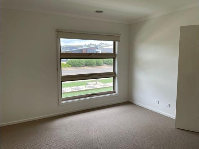 STYLISH 4 BEDROOM FAMILY HOME IN FERNTREE RIDGE ESTATE