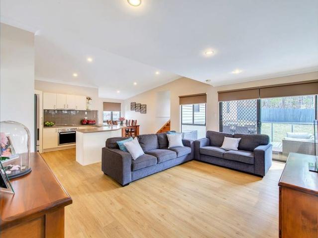 Stylish 4 Bedroom Rental with Air Con, Solar & Large Deck