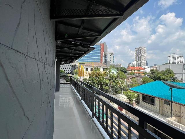 Stylish 5 Bedroom House For Rent in Phrom Phong Area BR28222SH