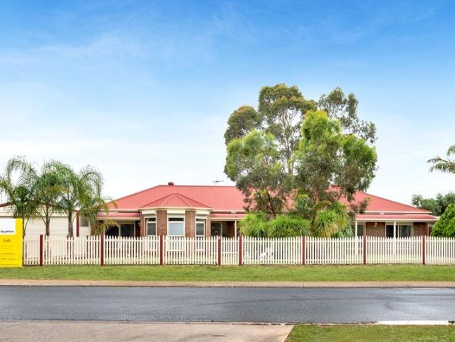 STYLISH 5 BEDROOM RESIDENCE SET ON 2369m2  ALLOTMENT!